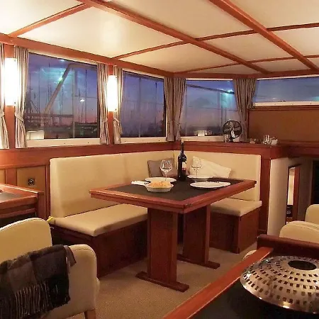 보트호텔 Motoryacht Marlin *